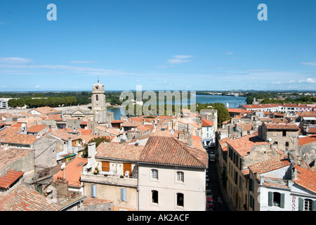 Blick auf Arles und der Rhone von Les Arenes Arles (Amphitheater), Arles, Provence, Frankreich Stockfoto