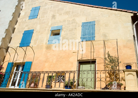 Fensterläden auf ein altes Haus in Arles, Provence, Frankreich Stockfoto