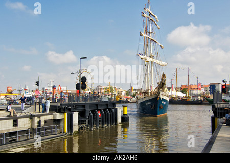 Dreimaster-Antiqua, die Einreise in die Sperre, Bremerhaven, Bremen, Deutschland Stockfoto