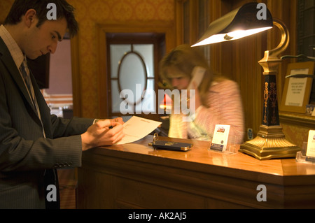 Kluger junger Mann im Hotel einchecken Stockfoto