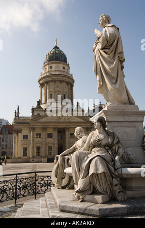 Schiller-Denkmal und französischen Dom auf dem Gendarmen Markt, Friedrichstadt, Berlin Stockfoto