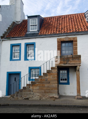 Weiße alte traditionelle Hütte in der kleinen Küstenstadt Dorf von St. Reich, Schottland. Stockfoto