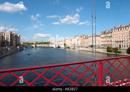 Fußgängerbrücke (Passerelles St Georges) über den Fluss Saone, Luxusboutiquen, Lyon, Rhone-Tal, Frankreich Stockfoto