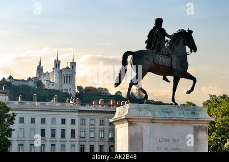 Statue von Louis XIV mit Basilika Notre Dame de Fourvière hinter, Place Bellecour, Presqu'ile, Lyon, Rhone-Tal, Frankreich Stockfoto