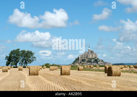 Ansicht des Mont Saint-Michel über neu geernteten Felder, Normandie, Frankreich Stockfoto