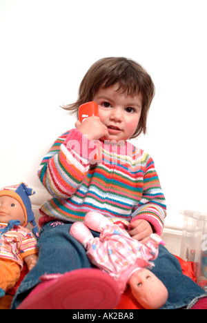 kleine Mädchen zwei Jahre alt spielt mit Spielzeug Telefon in einem Kindergarten Stockfoto