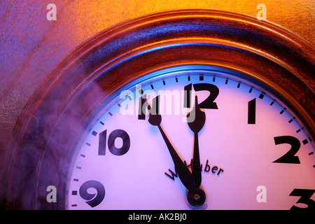 Uhr, fünf vor zwölf Stockfoto