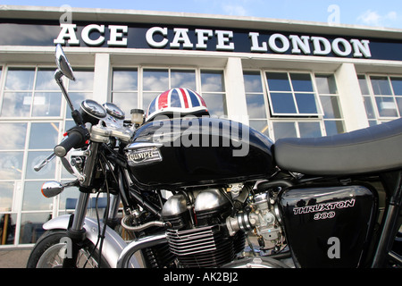 Motorradfahrer, die Sitzung Punkt ACE Cafe, London, England Stockfoto