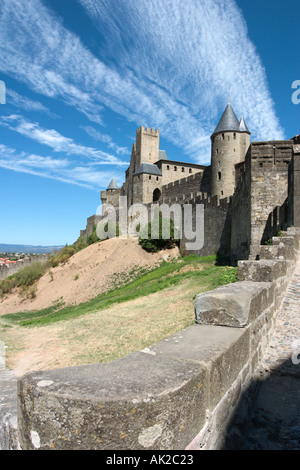 Porte d'Aude und Außenwände der Cité, Carcassonne, Aude, Languedoc, Frankreich Stockfoto