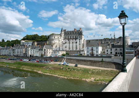 Die Altstadt und das Schloss von der Brücke über den Fluss Loire, Amboise, das Loire Tal, Frankreich Stockfoto