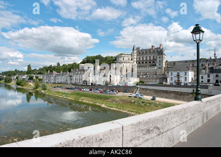 Die Altstadt und das Schloss von der Brücke über den Fluss Loire, Amboise, das Loire Tal, Frankreich Stockfoto