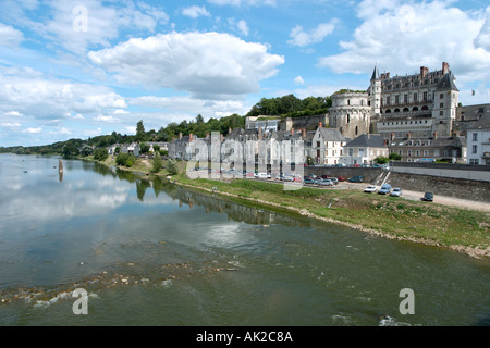 Die Altstadt und das Schloss von der Brücke über den Fluss Loire, Amboise, das Loire Tal, Frankreich Stockfoto