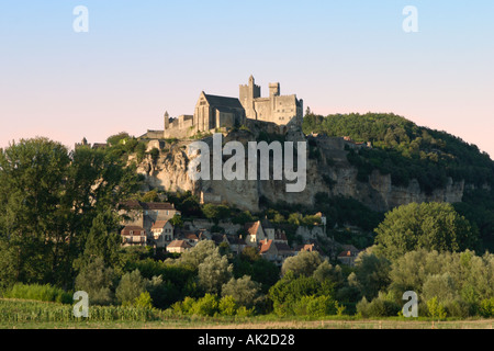 Hilltop Schloss im Abendlicht, Beynac et Cazenac, Dordogne, Frankreich Stockfoto