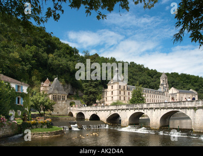 Fluss Dronne und die Abtei in Brantome, Perigord Blanc, Dordogne, Frankreich Stockfoto