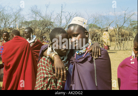 Junge Massai-Frauen, gekleidet für eine Hochzeit. In der Massai Mara, Kenia. Stockfoto