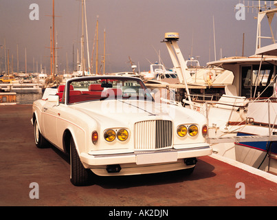 1980er Jahre, weiße Bentley Continental Cabrio Auto am Kai in Marina. Stockfoto