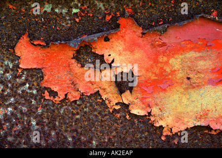 Abblätternde Farbe auf rostigen Metall Stockfoto