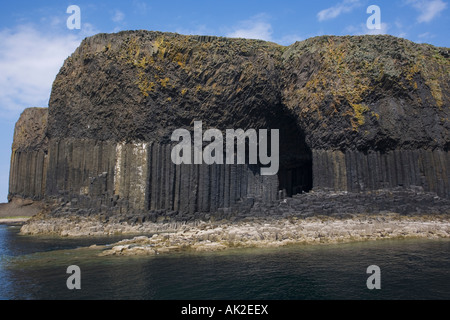 Insel Staffa mit Fingal s Höhle aus Mull Argyll und Bute Schottland Stockfoto