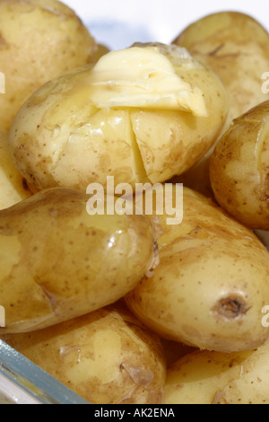Neue Kartoffeln mit Butter schmelzen Stockfoto