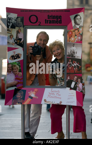 Ehemalige MP Neil Hamilton und Frau Christine beim Start von Fringe gerahmt Fotowettbewerb Edinburgh August 2006 Stockfoto