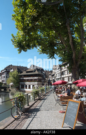 In Straßburg. Straßencafe am Ufer der Ill im Petite France nahe dem Stadtzentrum, Straßburg, Elsass, Frankreich Stockfoto