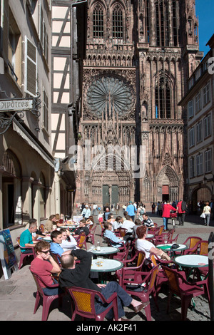 Straßencafé vor der Cathedrale de Notre-Dame, Straßburg, Elsass, Frankreich Stockfoto