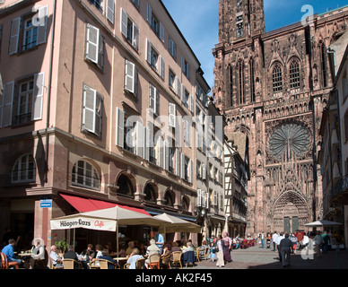 Straßburger Münster. Straßencafé vor der Cathedrale d Notre-Dame, Straßburg, Elsass, Frankreich Stockfoto