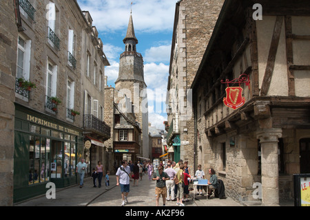 Stadtzentrum und Tour Horloge (Uhrturm), Dinan, Bretagne, Frankreich Stockfoto