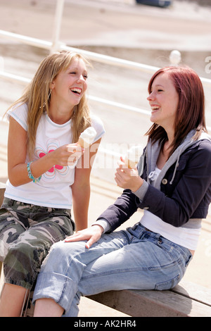 Zwei Mädchen im Teenager-Alter essen Eis Stockfoto