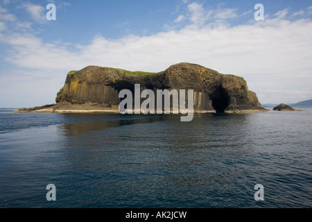 Insel Staffa mit Fingal s Höhle auf Anhieb Mull Argyll und Bute Schottland Stockfoto