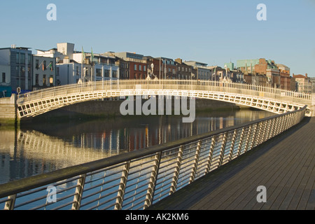 Irland Dublin Ha'penny Brücke über den Liffey River Stockfoto