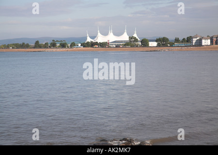 Meer und Strand mit Butlins in der Ferne Minehead, Somerset, England Stockfoto