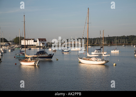 Boote auf dem Fluss Deben Woodbridge Suffolk England Stockfoto