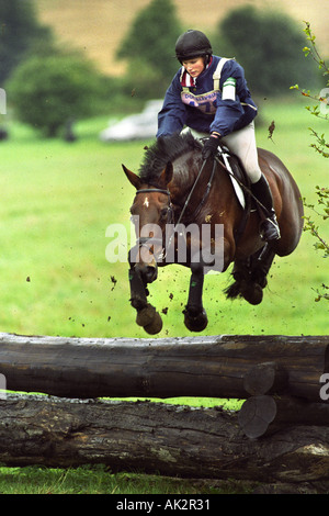 ZARA PHILLIPS SPRÜNGE, DIE DIE JCB-SCHIENEN AUF IHREM PFERD FRANZÖSISCH IN DER CROSS COUNTRY-PHASE DES EINE EINTÄGIGE HORSE TRIALS AUF GATCOMB WEIDE Stockfoto