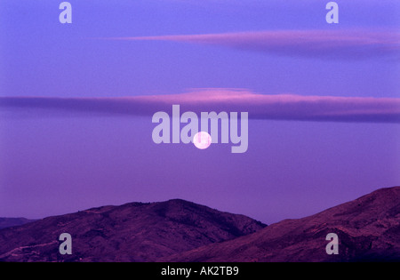 Mond über Wolken und Berge der Sierra Aitana festlegen Stockfoto