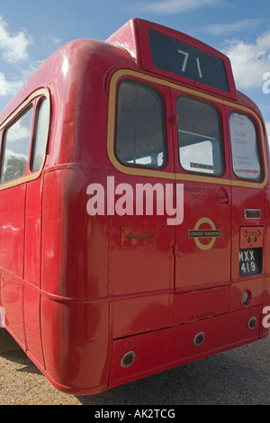 Red London einzelne Decker Bus geparkt im Knebworth House, Knebworth, England an einem strahlend sonnigen Sommertag. Stockfoto