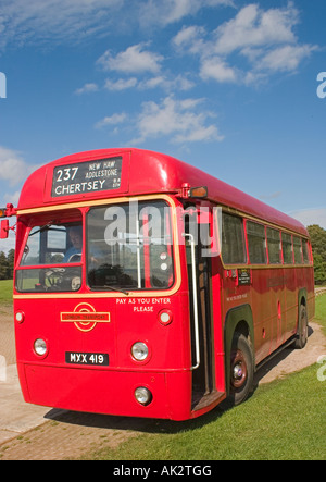 Red London einzelne Decker Bus geparkt im Knebworth House, Knebworth, England an einem strahlend sonnigen Sommertag. Stockfoto