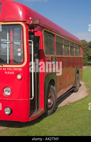 Red London einzelne Decker Bus geparkt im Knebworth House, Knebworth, England an einem strahlend sonnigen Sommertag. Stockfoto