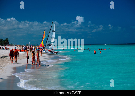 Urlauber am Strand von Varadero Stockfoto