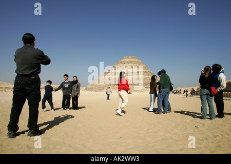 Touristen fotografieren vor dem Schritt Pyramide des Djoser (Zoser), Sakkara, Ägypten Stockfoto