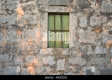 Detail der vergitterten Fenster in der Wand des alten Dorfes Pitve Hvar Kroatien Balkan Stockfoto