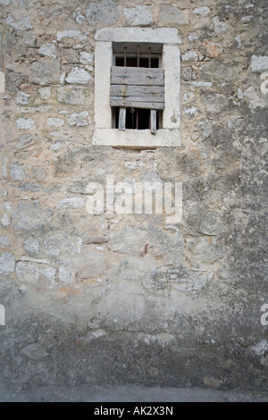 Detail der vergitterten Fenster in der Wand des alten Dorfes Pitve Hvar Kroatien Balkan Stockfoto