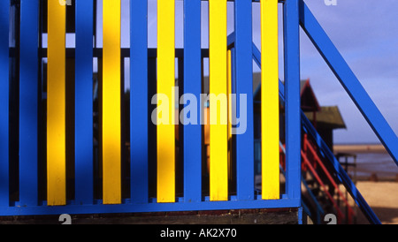 Blau und gelb gestreiften Strandhütten Stockfoto