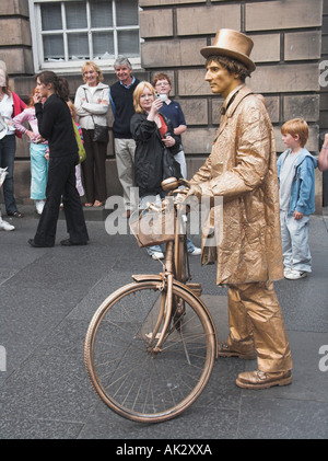 Mann als Straßenmusikant als menschliche Statue auf dem Edinburgh Festival, Royal Mile, Edinburgh, Schottland Stockfoto