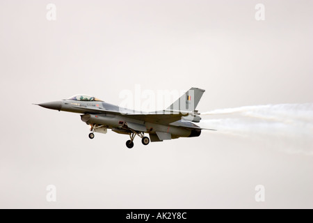 Belgische Streitkräfte F 16 AM Fighting Falcon 31 Tigerstaffel langsam Räder überliefern Stockfoto