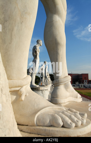 Rom Italien Riesen Marmorstatuen von männlichen Athleten in der faschistischen Ära Stadio dei Marmi im Sportkomplex Foro Italico Stockfoto