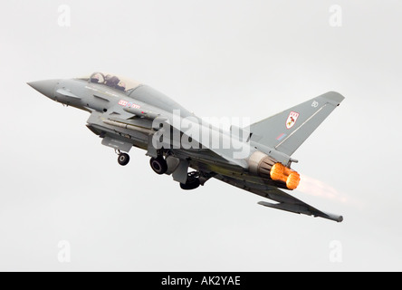 RAF Taifun T1 29 R Squadron Eurofighters fährt nach dem Start auf volle Nachbrenner Fahrwerk Räder Stockfoto