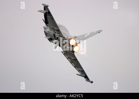 RAF Taifun T1 29 R Squadron Eurofighters fährt nach dem Start auf volle Nachbrenner Fahrwerk Räder Stockfoto