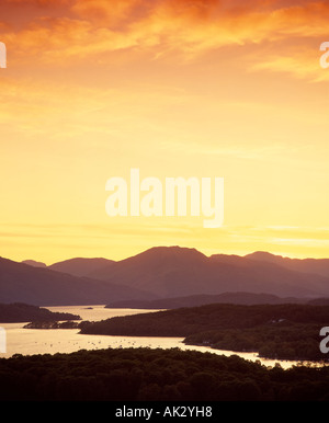 Loch Lomond. Blick auf den Sonnenuntergang vom Conic Hill in der Nähe von Balmaha, Stirling, Schottland, UK Stockfoto