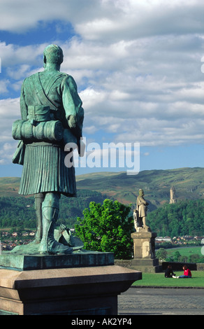 Stadt Stirling, Schottland. Anzeigen von Stirling Castle Esplanade zeigt ein Denkmal zum Argyll und Sutherland Highlanders Stockfoto